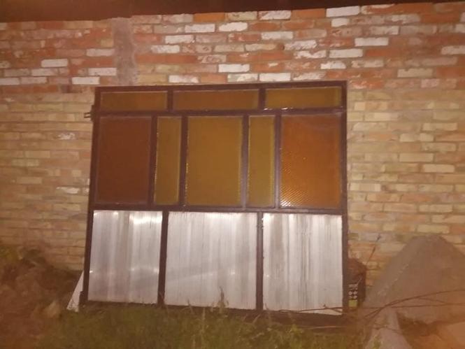 Kapija sa vratima i ogradom