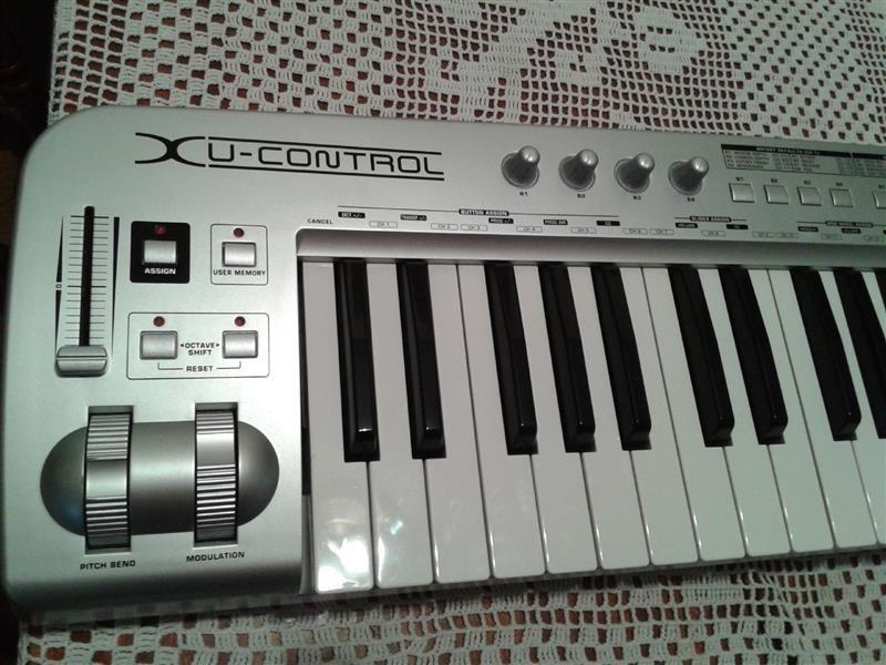 Behringer-MIDI-UMX-49