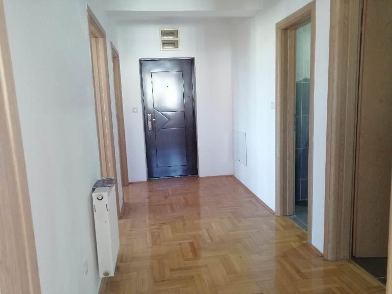 ----STAN---77-m2---CENTAR---NEUSELJAVAN----