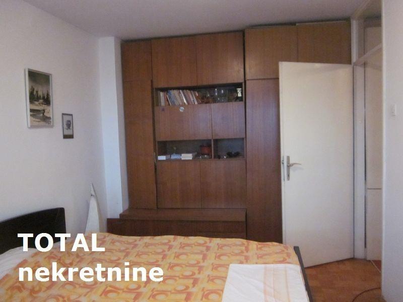 Uknjizen-dvoiposoban-stan-u-centru