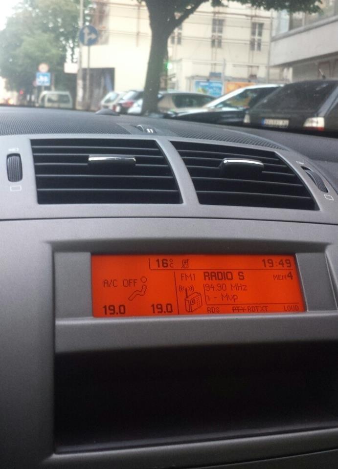 Peugeot-407-displej