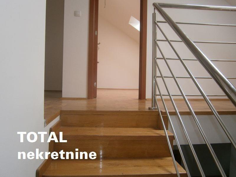 Uknjizen-trosoban-duplex-stan-u-centru