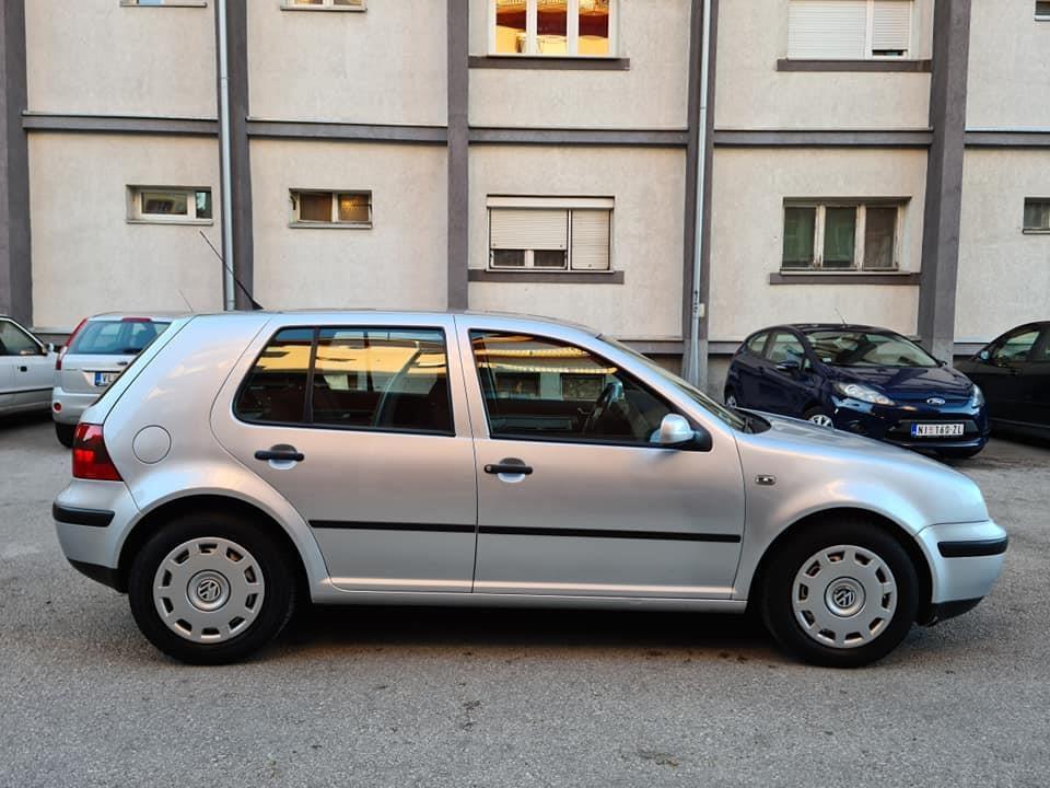 AUTOMOBIL