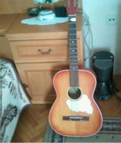 Akustična gitara marke Melodija