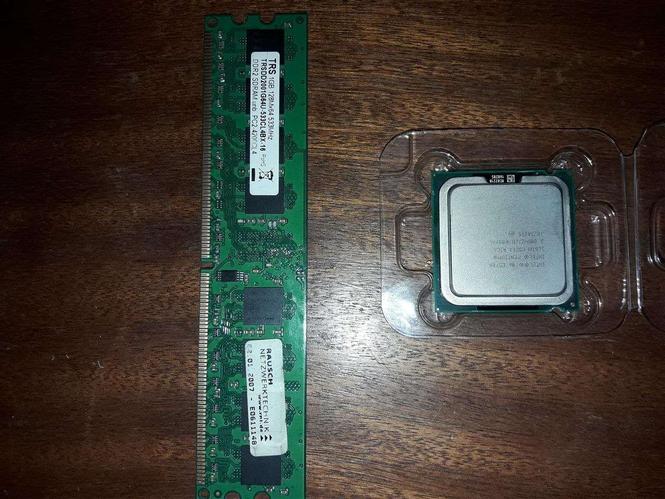 Procesor intel E-5700 + 1gb ram ddr 2