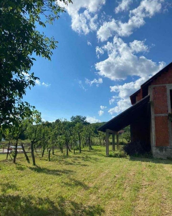 Kuca-u-okolini-Trstenika