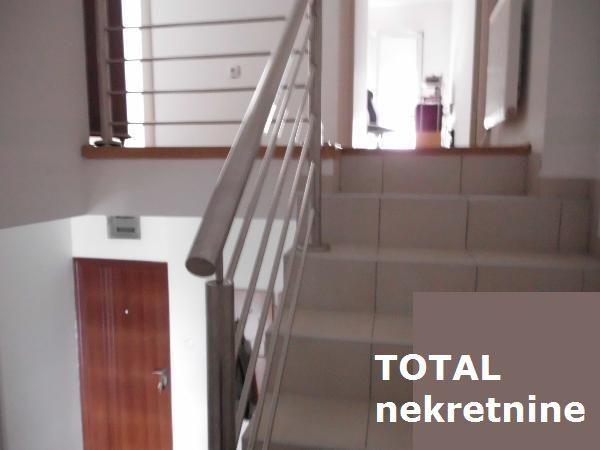 Uknjizen-trosoban-duplex-stan-na-Bulevaru-Evrope