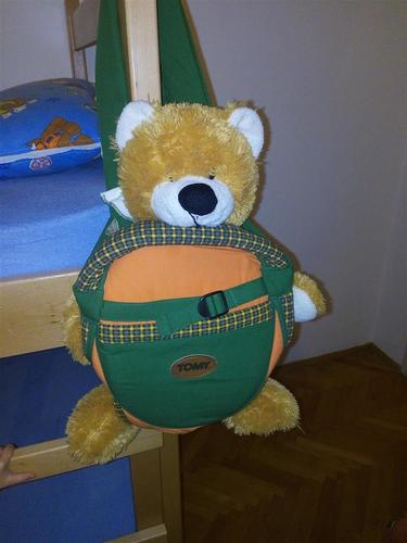 TOMY nosiljka- kengur
