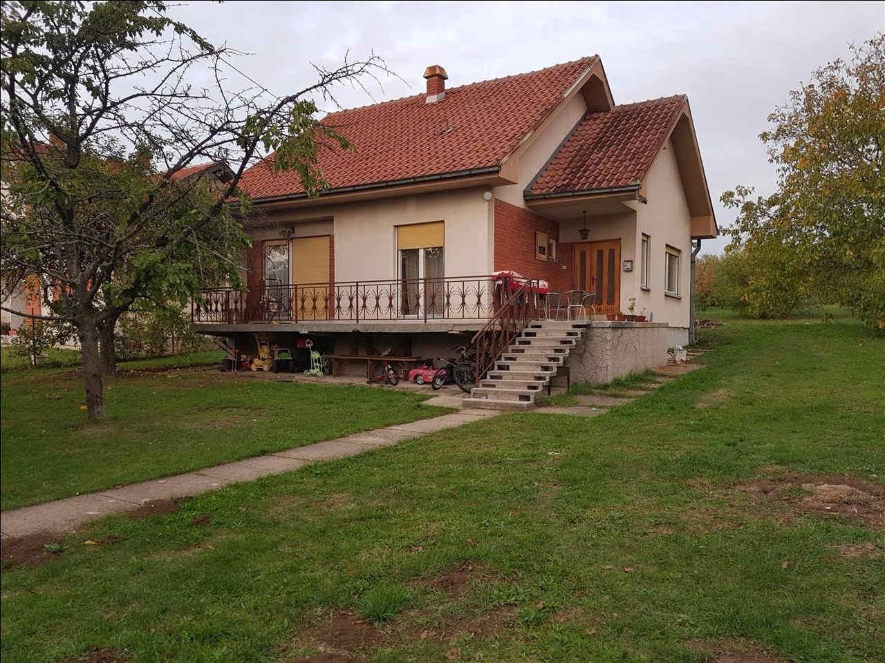 Kuća--Topola