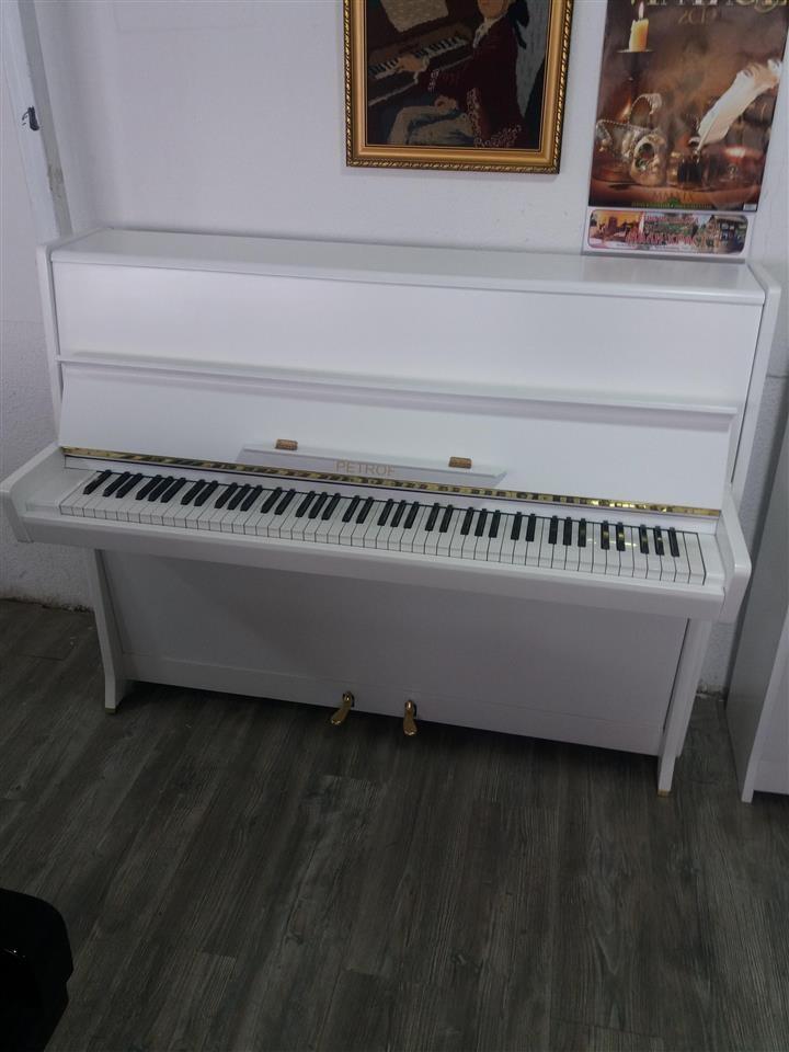 Petrof-model-114