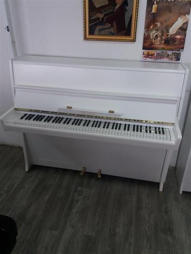 Petrof model 114