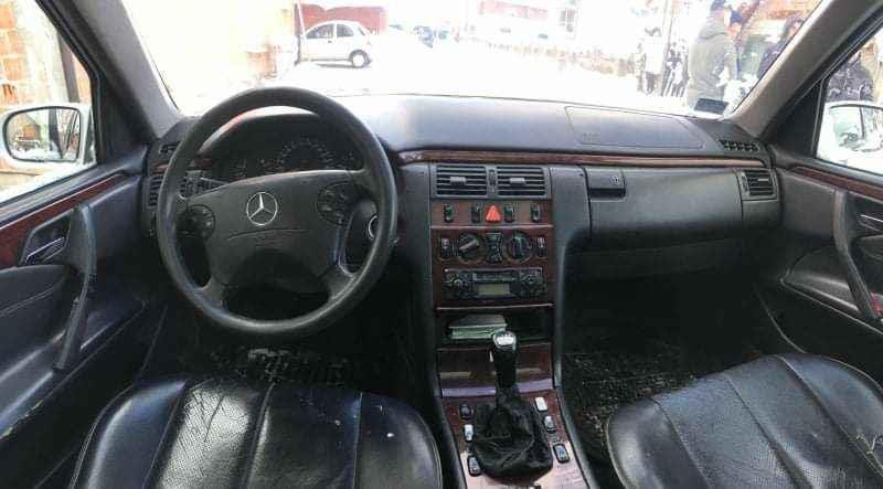Mercedes-Benz-E-200-2-2cdi