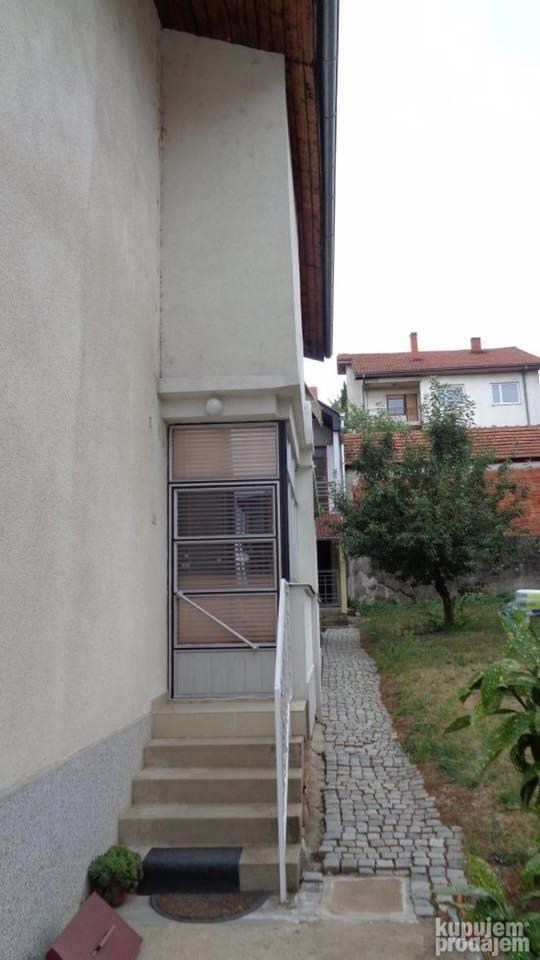 Dve-kuce-u-Nisu
