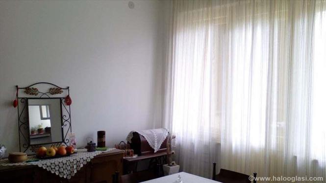 Stan 70m2 sa tri terase