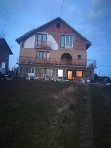 Prodajem plac sa nedovrsenom kucom