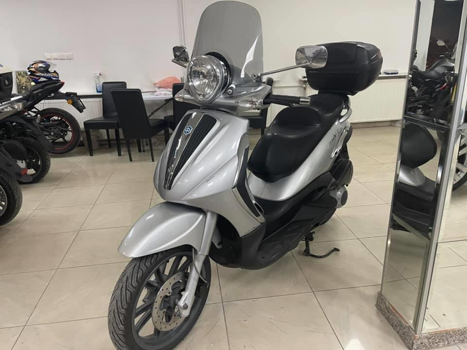 Piaggio-Beverly-300-ie-Tourer