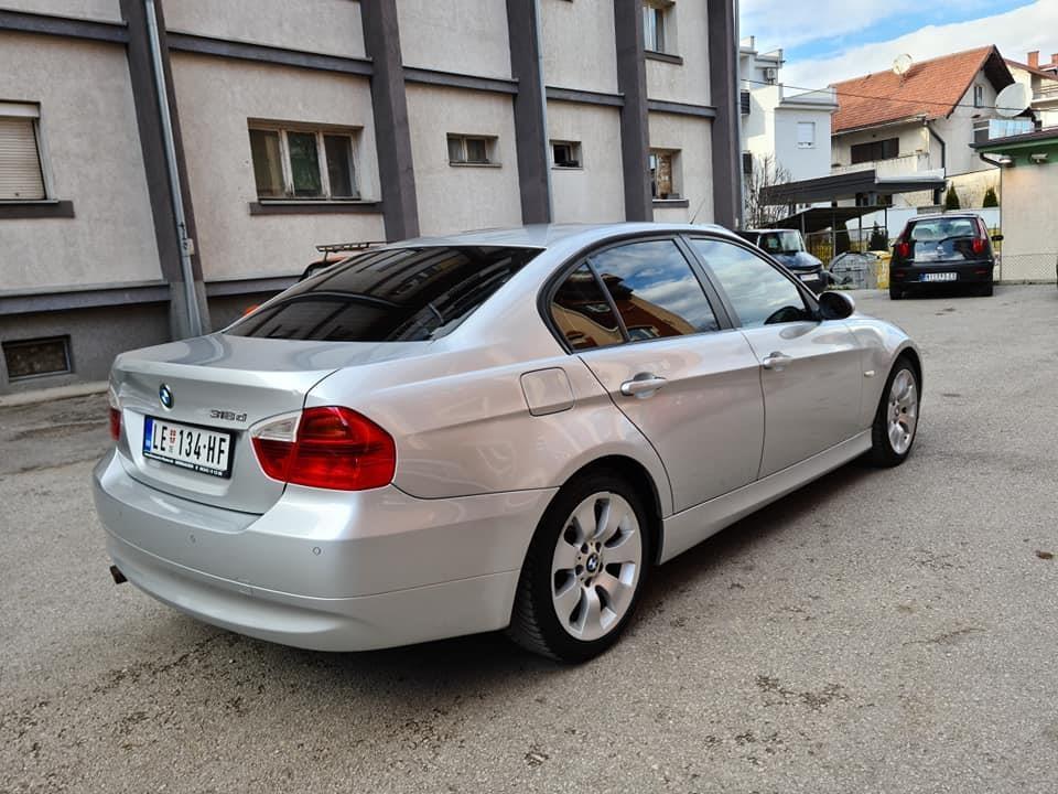 AUTOMOBIL