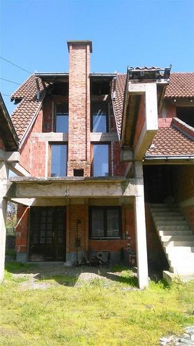 Kuca u okolini Trstenika