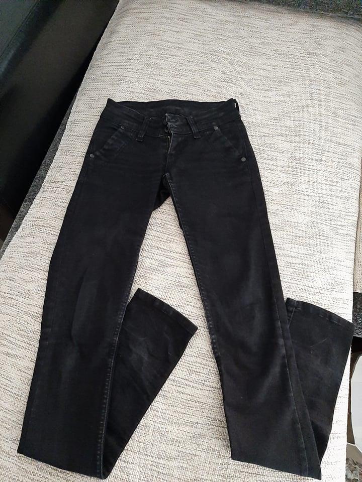 Crne-pantalone