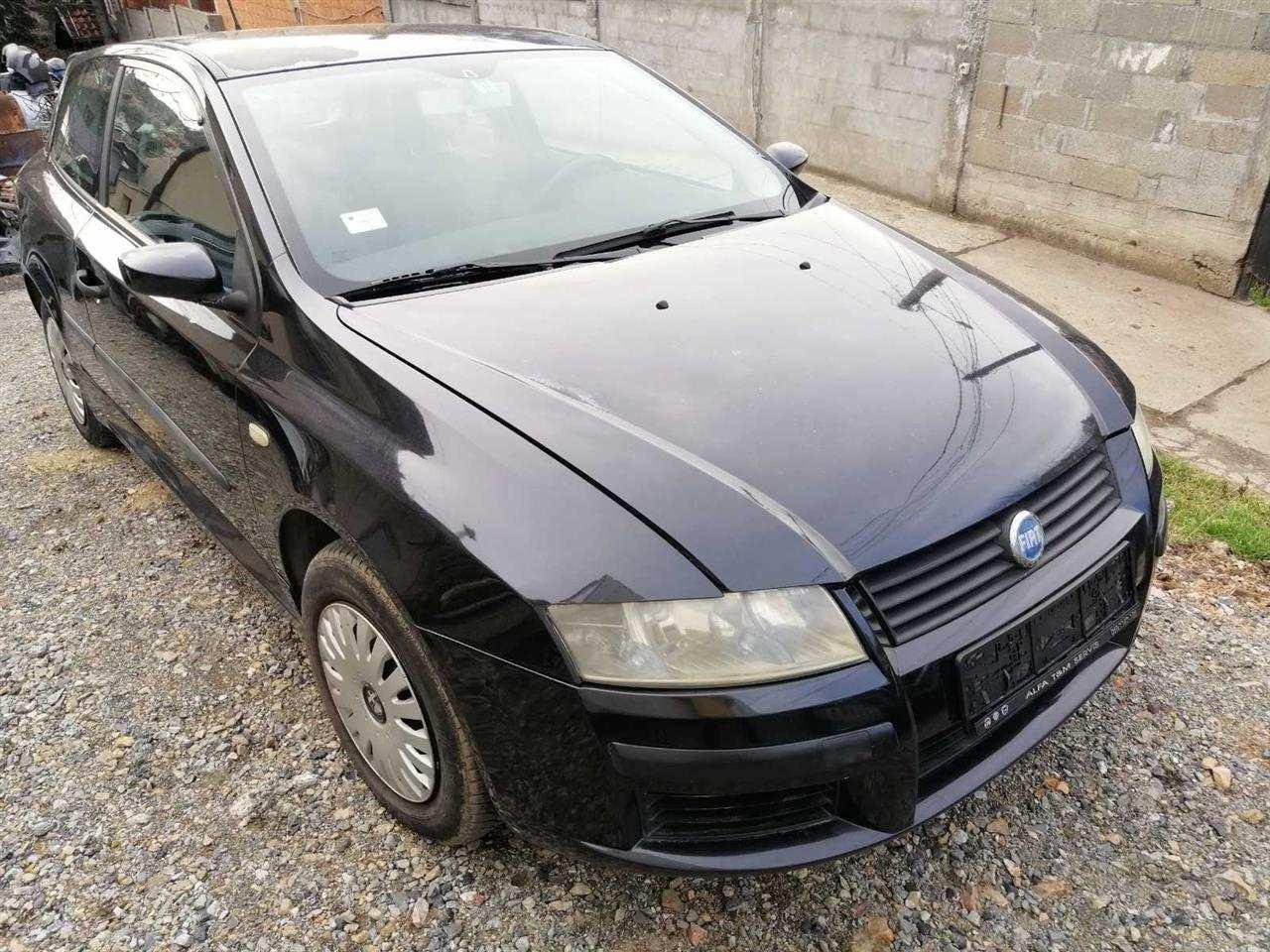 Fiat-stilo-3v-krilo-desno