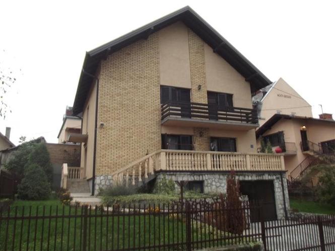 Kuću u Brčkom centar grada ili menjam 