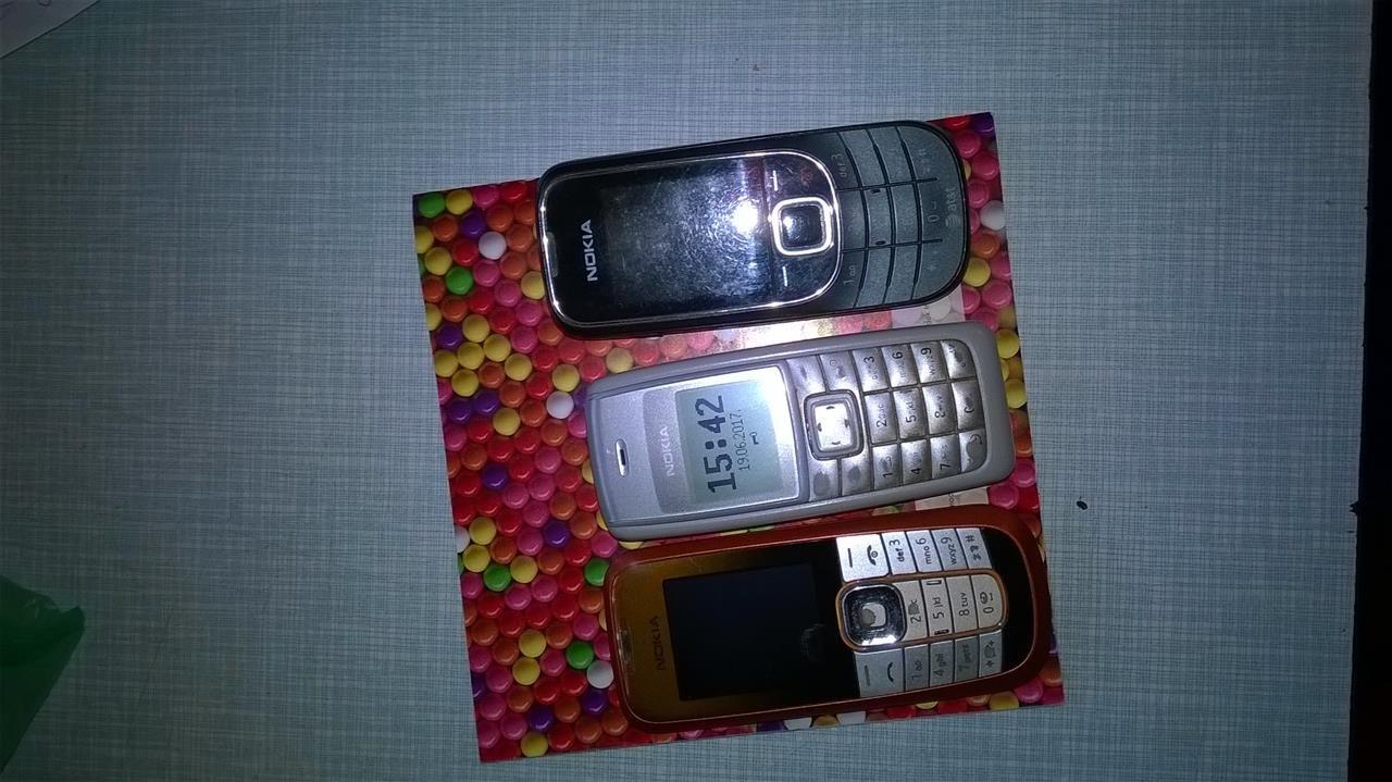 Tri-Nokia-telefona