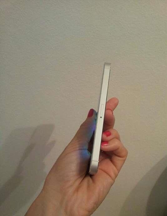 Apple-iPhone-5-16GB-bele-boje-ODLIČAN