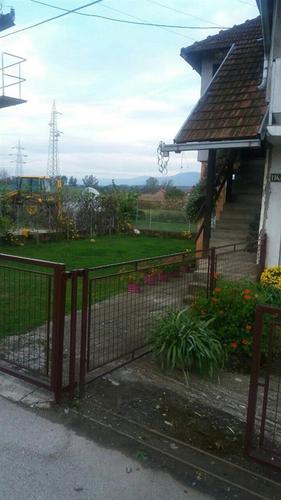 Izdajem sprat kuce