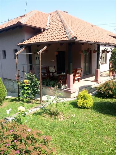 Kuca sa pratecim objektima
