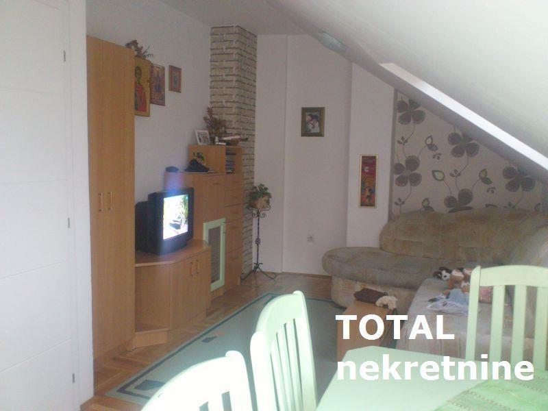 Uknjizen-troiposoban-duplex-stan-u-centru