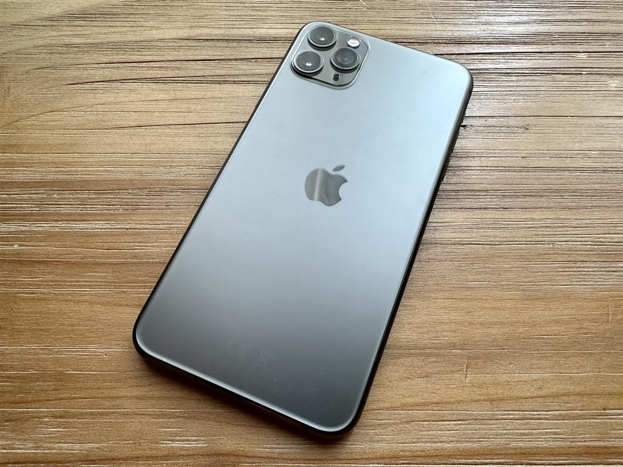 Prodajem-iPhone-11-Pro-Max-256GB
