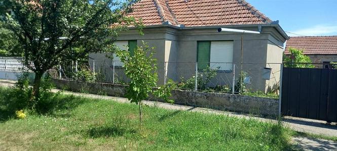 Prodajem kucu u centru Perleza