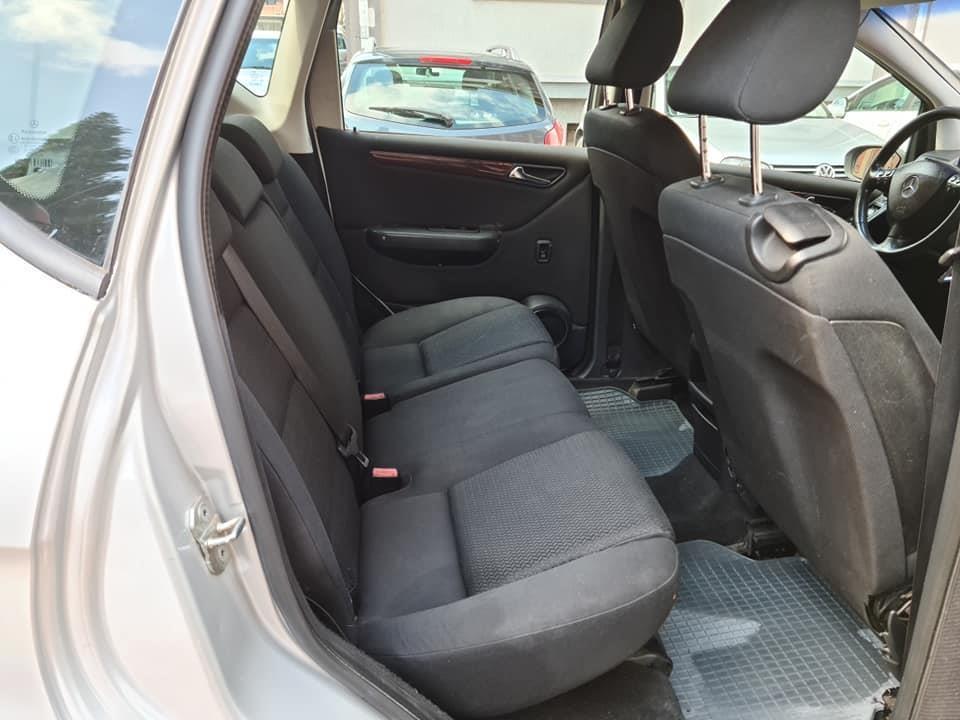 AUTOMOBIL