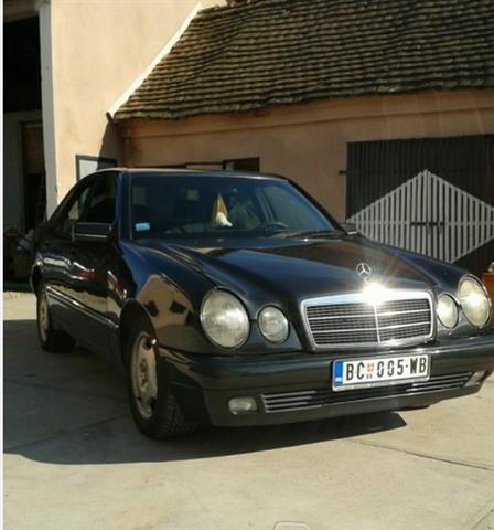 Mercedes-Benz-E-220-classik--97-