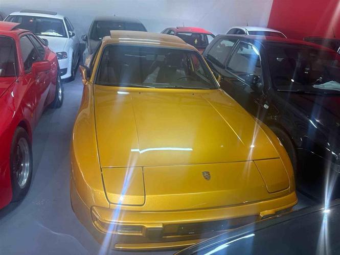 Porsche 944