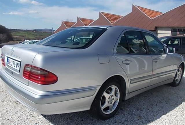 Mercedes-Benz-E200-2-2-CDi--02--