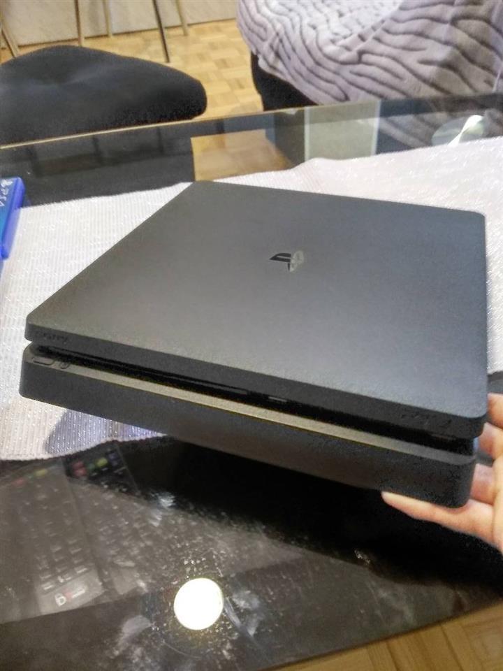 PS4-SLIM-SA-2-DZOJSTIKA---Igrice-u-ponudi-NA-CD-U