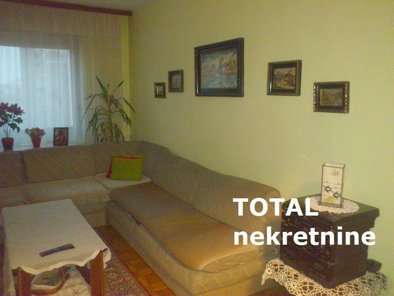 Uknjizen-trosoban-odrazavan-stan