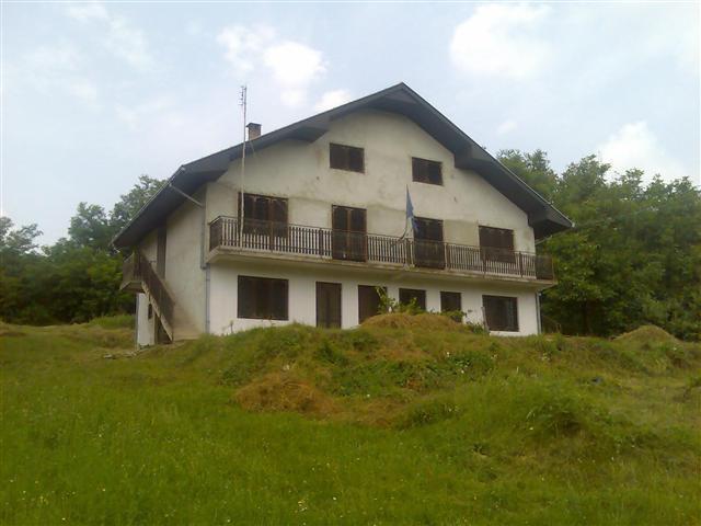 Vertikala-kuce-na-10-ari-placa