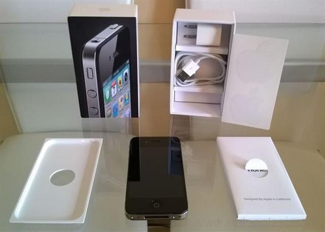 IPhone 4 32GB SIM free crni iOS 7