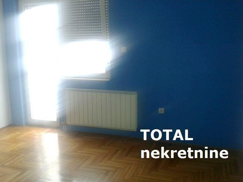 Uknjizen-trosoban-duplex-stan