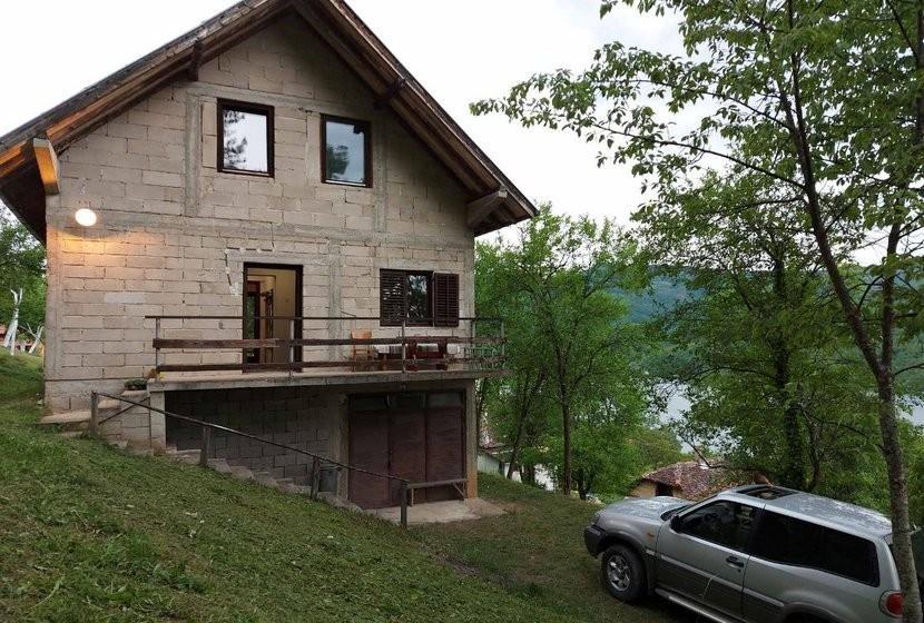 Povoljno-prodajem-kucu-Perucac