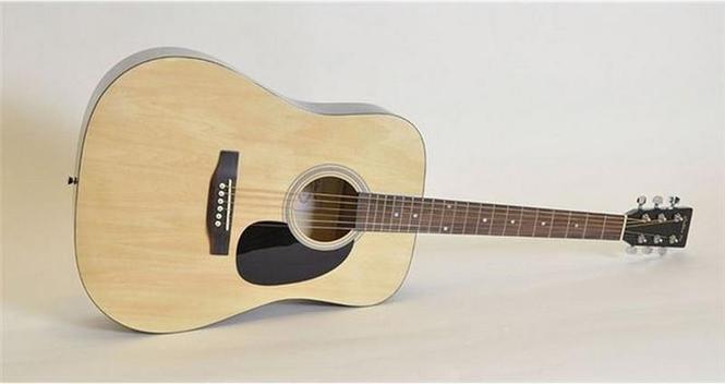 Golden Ton akusticna gitara