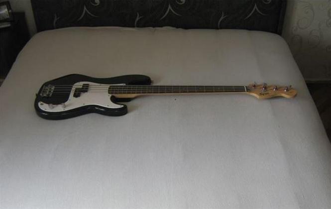 Elektricna bas gitara Squier Fender P-Bas