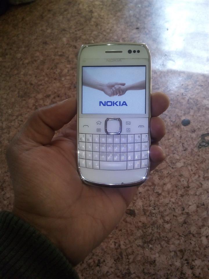 Nokia-E-6-u-odličnom-stanju