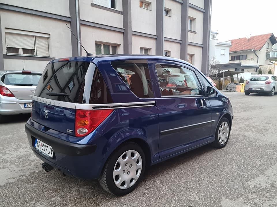 AUTOMOBIL