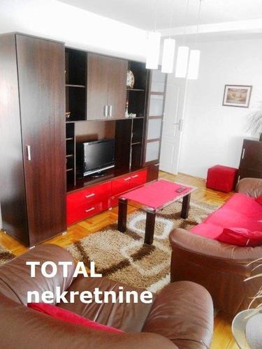 Uknjizen, odlican cetvorosoban stan