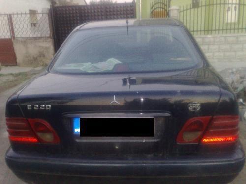 Mercedes-Benz-E-220d--97
