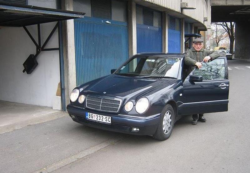 Mercedes-Benz-E240-Elegance--98