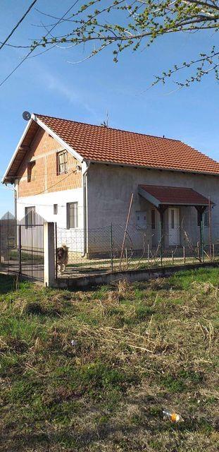 Kuća-u-Bečmenu--opština-Surčin